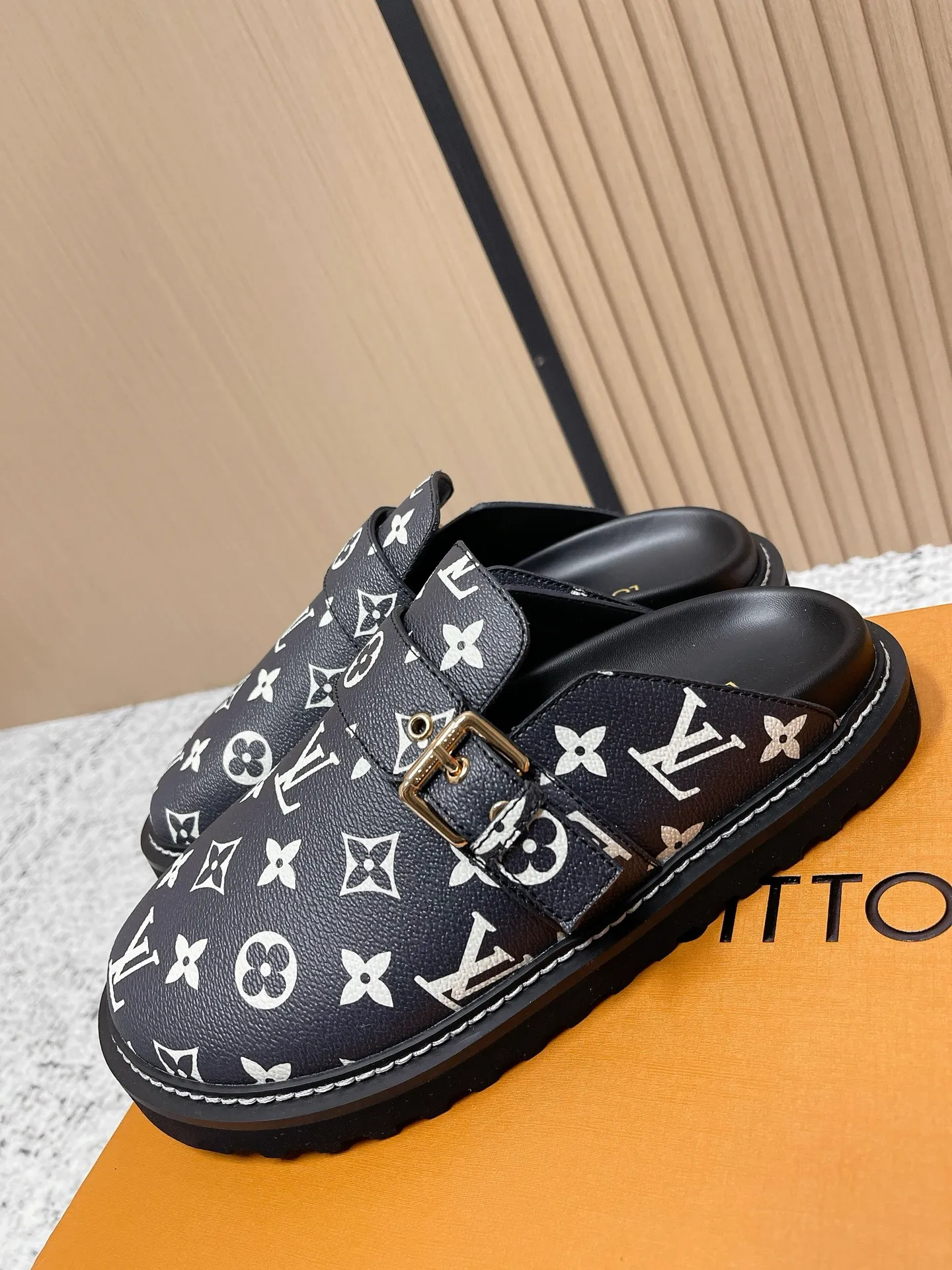 [L Family] P: 460💰 Size: 35-46 (female 40.41, male 45 46 custom-made) Top version Louis vuitton Lv new couple Birkenstock slippers. Cute and cute, not too good on the feet. Simple and high-end slingback design. Ready to wear and go. Good news for lazy people. Imported cowhide leather upper/imported old calico. Original hardware buckle, original molded high-density foam outsole.